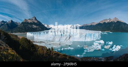 Panoramablick auf den gigantischen Perito-Moreno-Gletscher, seine Zunge und Lagune in Patagonien, Argentinien, sonniger Tag, blauer Himmel. Stockfoto