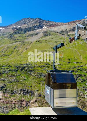 Seilbahn zur Berghütte Ramolhaus. Wurde zur Versorgung der Hütte verwendet. Die Otztaler Alpen im Naturepark Otztal. Europa, Österreich, Tirol. (Nur Redaktionelle Verwendung) Stockfoto