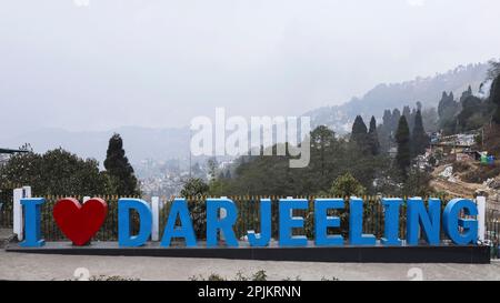 Name I LOVE DARJEELING auf dem Dach von Batasia Loop, Darjeeling, Westbengalen, Indien. Stockfoto