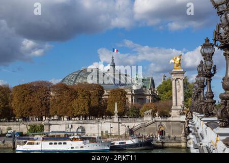 Paris. Grand Palais von der Pont Alexandre III aus gesehen, entlang der seine. Stockfoto