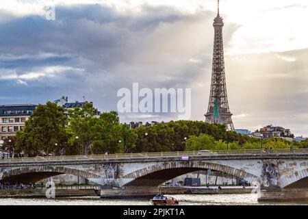 Paris. Eiffelturm mit Blick auf das Gebiet und die Straße. Boot auf der seine. Stockfoto