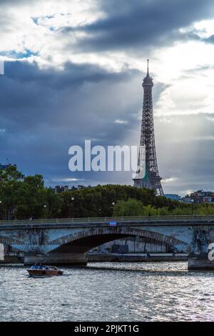 Paris. Eiffelturm mit Blick auf das Gebiet und die Straße. Stockfoto