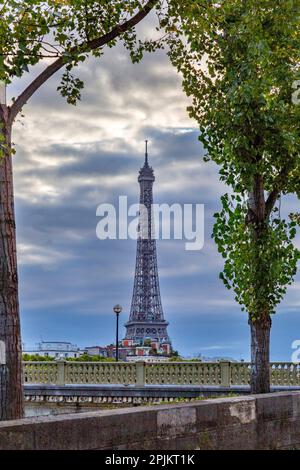 Paris. Eiffelturm mit Blick auf das Gebiet und die Straße. Stockfoto