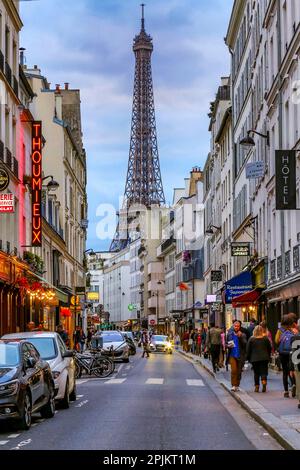 Paris. Eiffelturm mit Blick auf das Gebiet und die Straße. (Nur Redaktionelle Verwendung) Stockfoto