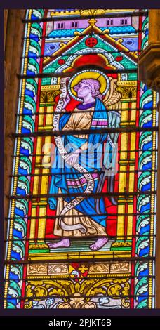 Buntes Engelsbuntglas, Bayeux Kathedrale, Bayeux, Normandie, Frankreich. Die katholische Kirche wurde 1077 geweiht Stockfoto