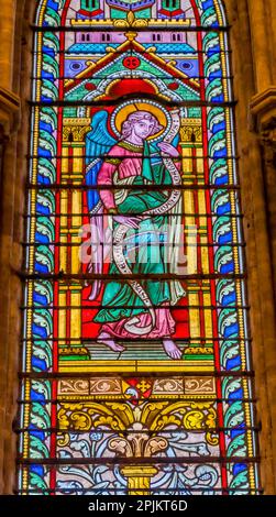 Buntes Engelsbuntglas, Bayeux Kathedrale, Bayeux, Normandie, Frankreich. Katholische Kirche, geweiht von König Wilhelm dem Eroberer 1077 Stockfoto