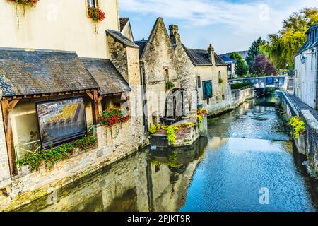 Farbenfrohe alte Gebäude, Aure River Reflection, Bayeux, Normandie, Frankreich. Bayeux gründete das 1. Jahrhundert v. Chr., die erste Stadt wurde nach dem D-Day befreit Stockfoto