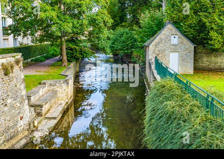 Farbenfrohe alte Gebäude, Aure River Reflection, Bayeux, Normandie, Frankreich. Bayeux gründete das 1. Jahrhundert v. Chr Stockfoto