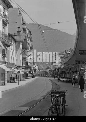 Blick auf die Avenue du Casino, Montreux, Schweiz im Jahr 1949. Diese Aussicht blickt nach Westen. Autos fehlen und die Straße ist im Vergleich zu heute sehr ruhig. Beachten Sie, dass Alamy image 2PJKTB0 dieselbe Straße ist, die in die entgegengesetzte Richtung gesehen wird. Manchmal wird die Straße auch als Avenue du Kursaal bezeichnet. Das ist von einem alten Amateur-Negativ aus dem Jahr 35mm – einem klassischen Nachkriegsfoto. Stockfoto