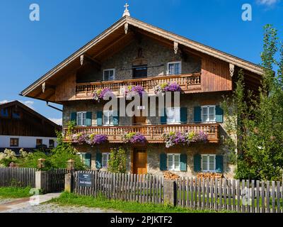 Typisches Haus des Chiemgau Viertels im Dorf Nussdorf, Tal des Inn nahe Rosenheim. Bayern, Deutschland. (Nur Redaktionelle Verwendung) Stockfoto