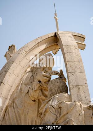 Krönung von Istvan I, dem ersten König Ungarns, durch den Papst. Denkmal von Melocco Miklos, Burgberg mit Blick auf die Donau. (Nur Redaktionelle Verwendung) Stockfoto