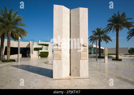 Die Tafel, die Informationstafel am Eingang zum Kunstwerk. Am Wahat Al Karama Denkmal für gefallenes Militär, Polizei, Diplomaten in Abu DH Stockfoto