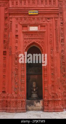 Schnitzereien auf dem Lord Shiva Tempel, Sarvamangala Tempel, Burdwan, Westbengalen, Indien. Stockfoto