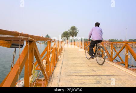 Hölzerne Brücke über dem See. Stockfoto