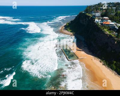 Ein Luftblick auf den blauen Ozean und eine Küstenstadt, Newport, Sydney, NSW, Australien Stockfoto