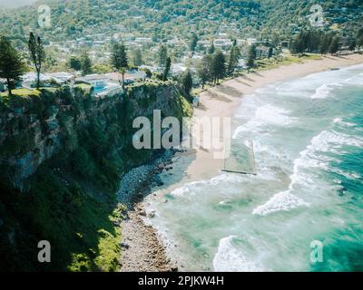 Ein malerischer Blick auf einen Strand umgeben von einer Bergkette in Newport, Sydney, NSW, Australien Stockfoto