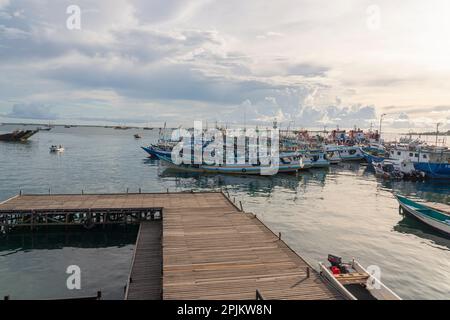 Sorong, Indonesien - Februar 01,2023: Blick auf die Fischerboote am Anleger in Sorong, wo Schiffe zu anderen Inseln in Raja Ampat fahren Stockfoto