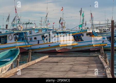 Sorong, Indonesien - Februar 01,2023: Blick auf die Fischerboote am Anleger in Sorong, wo Schiffe zu anderen Inseln in Raja Ampat fahren Stockfoto