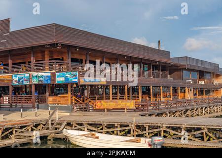 Sorong, Indonesien - Februar 01,2023: Restaurantgebäude am Steg in Sorong, wo Schiffe zu anderen Inseln in Raja Ampat fahren Stockfoto