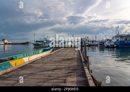 Sorong, Indonesien - Februar 01,2023: Blick auf die Fischerboote am Anleger in Sorong, wo Schiffe zu anderen Inseln in Raja Ampat fahren Stockfoto