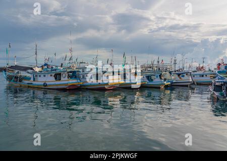 Sorong, Indonesien - Februar 01,2023: Blick auf die Fischerboote am Anleger in Sorong, wo Schiffe zu anderen Inseln in Raja Ampat fahren Stockfoto