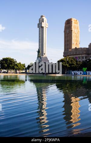 Monumento Los Caidos, das Denkmal für die Gefallenen. Gedenkkreuz des spanischen Bürgerkriegs auf der Plaza Espana, Santa Cruz de Tenerife, Kanarische Inseln, Spanien. Die Stockfoto