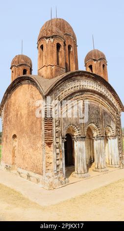 Blick auf den Dharmaraj-Tempel, am Ufer des Kansabati, Pathra, Westbengalen, Indien. Stockfoto