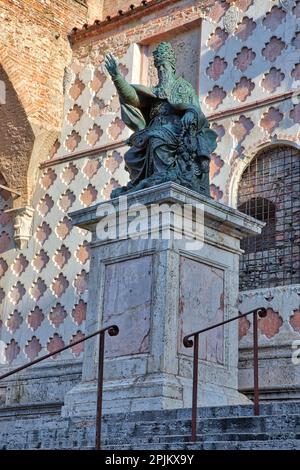 Italien, Umbrien, Perugia. Die Bronzestatue von Papst Julius III vor der Kathedrale von San Lorenzo von Vincenzo Danti 1555. Stockfoto