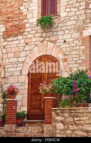 Italien, Umbrien. Häuser gesäumt mit Blumen im idyllischen Dorf Corciano, nahe Perugia. Stockfoto