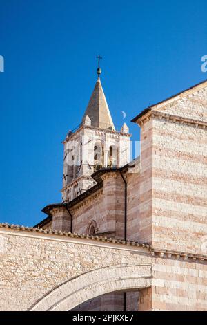 Italien, Umbrien, Assisi. Glockenturm der Basilika di Santa Chiara. Stockfoto