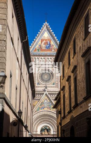 Italien, Umbrien, Orvieto. Der Duomo di Orvieto, eine große römisch-katholische Kathedrale aus dem 14. Jahrhundert. Stockfoto