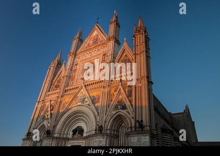 Italien, Umbrien, Orvieto. Der Duomo di Orvieto, eine große römisch-katholische Kathedrale aus dem 14. Jahrhundert. Stockfoto