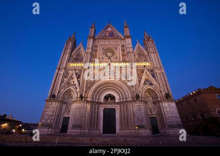 Italien, Umbrien, Orvieto. Der Duomo di Orvieto, eine große römisch-katholische Kathedrale aus dem 14. Jahrhundert. Stockfoto