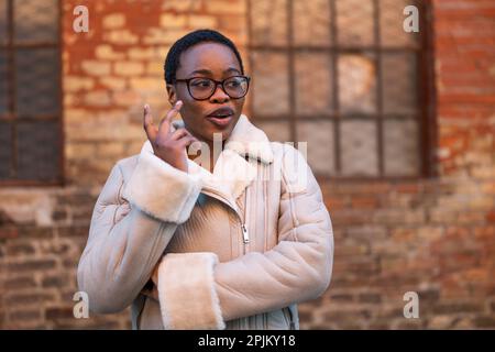 Außenporträt einer nachdenklichen afroamerikanischen Frau. Stockfoto