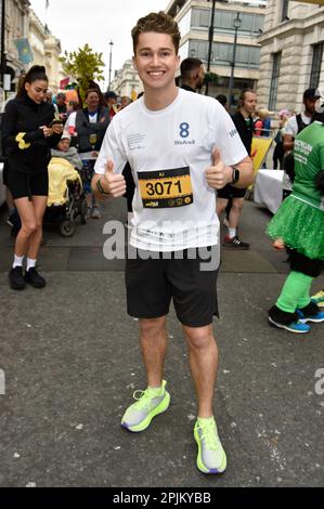 AJ Pritchard am Start des 2023 London Landmarks Half Marathon in Pall Mall East, London. Sue Andrews/Alamy. Stockfoto