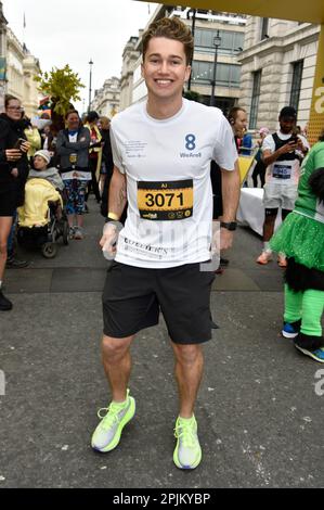 AJ Pritchard am Start des 2023 London Landmarks Half Marathon in Pall Mall East, London. Sue Andrews/Alamy. Stockfoto