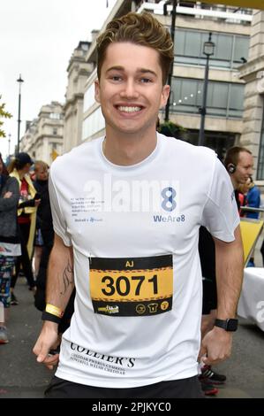 AJ Pritchard am Start des 2023 London Landmarks Half Marathon in Pall Mall East, London. Sue Andrews/Alamy. Stockfoto