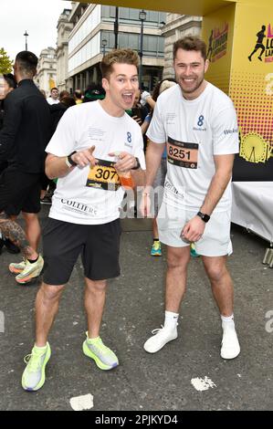 AJ Pritchard & Curtis Pritchard am Start des 2023 London Landmarks Half Marathon in Pall Mall East, London. Sue Andrews/Alamy. Stockfoto