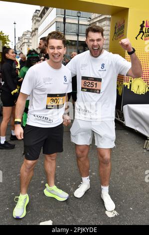 AJ Pritchard & Curtis Pritchard am Start des 2023 London Landmarks Half Marathon in Pall Mall East, London. Sue Andrews/Alamy. Stockfoto