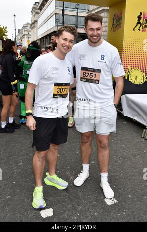 AJ Pritchard & Curtis Pritchard am Start des 2023 London Landmarks Half Marathon in Pall Mall East, London. Sue Andrews/Alamy. Stockfoto