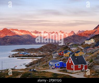 Siedlung Kuummiit. Ammassalik-Gebiet in Ostgrönland, dänisches Gebiet Stockfoto