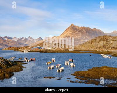 Hafen der Siedlung Kuummiit. Ammassalik-Gebiet in Ostgrönland, dänisches Gebiet Stockfoto