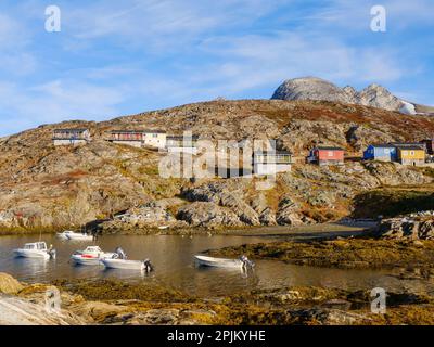 Hafen der Siedlung Kuummiit. Ammassalik-Gebiet in Ostgrönland, dänisches Gebiet Stockfoto