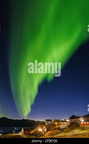 Nordlichter über der Siedlung Kuummiit. Ammassalik-Gebiet in Ostgrönland, dänisches Gebiet Stockfoto