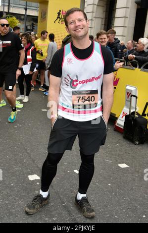 Dermot O'Leary am Anfang des 2023 London Landmarks Half Marathon in Pall Mall East, London. Sue Andrews/Alamy. Stockfoto