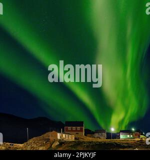 Nordlichter über der Siedlung Kuummiit. Ammassalik-Gebiet in Ostgrönland, dänisches Gebiet Stockfoto