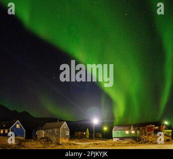 Nordlichter über der Siedlung Kuummiit. Ammassalik-Gebiet in Ostgrönland, dänisches Gebiet Stockfoto