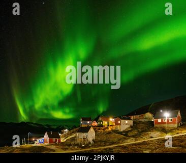 Nordlichter über der Siedlung Kuummiit. Ammassalik-Gebiet in Ostgrönland, dänisches Gebiet Stockfoto