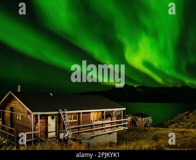 Nordlichter über der Siedlung Kuummiit. Ammassalik-Gebiet in Ostgrönland, dänisches Gebiet Stockfoto