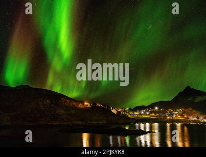 Nordlichter über der Siedlung Kuummiit. Ammassalik-Gebiet in Ostgrönland, dänisches Gebiet Stockfoto